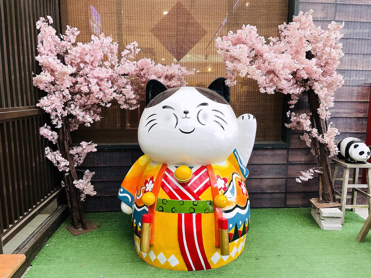 【茶二指故事館】南投名間熱門景點!巨型珍奶超好拍!買茶葉免費住「春秋茶事x彩虹水管屋」,獨家「白鷺紅茶拉麵」必吃!