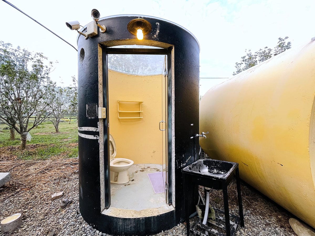 【茶二指故事館】南投名間熱門景點!巨型珍奶超好拍!買茶葉免費住「春秋茶事x彩虹水管屋」,獨家「白鷺紅茶拉麵」必吃!