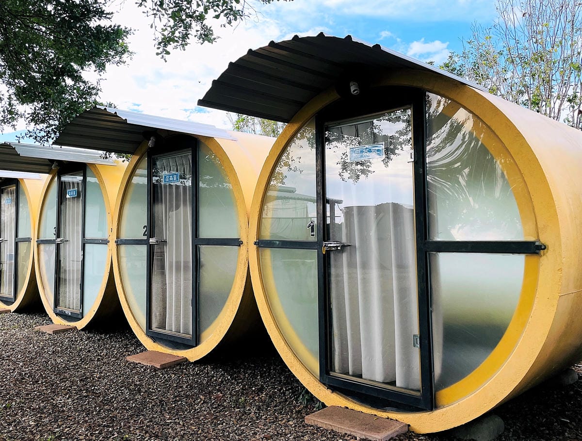 【茶二指故事館】南投名間熱門景點!巨型珍奶超好拍!買茶葉免費住「春秋茶事x彩虹水管屋」,獨家「白鷺紅茶拉麵」必吃!