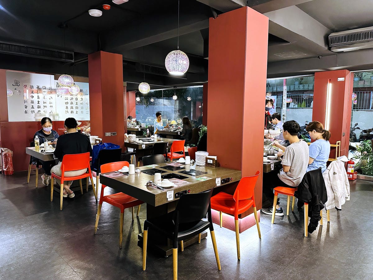 【紅九九個人鴛鴦鍋 松山店】一個人就開吃的麻辣鍋!正宗川味麻辣鍋 x 九宮格雙人套餐,松山區美食推薦!