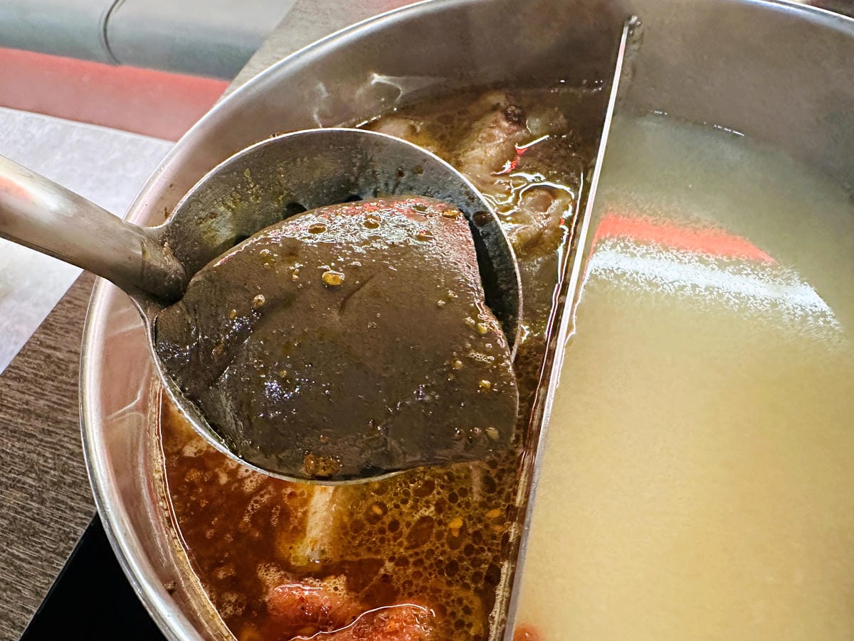 【紅九九個人鴛鴦鍋 松山店】一個人就開吃的麻辣鍋!正宗川味麻辣鍋 x 九宮格雙人套餐,松山區美食推薦!