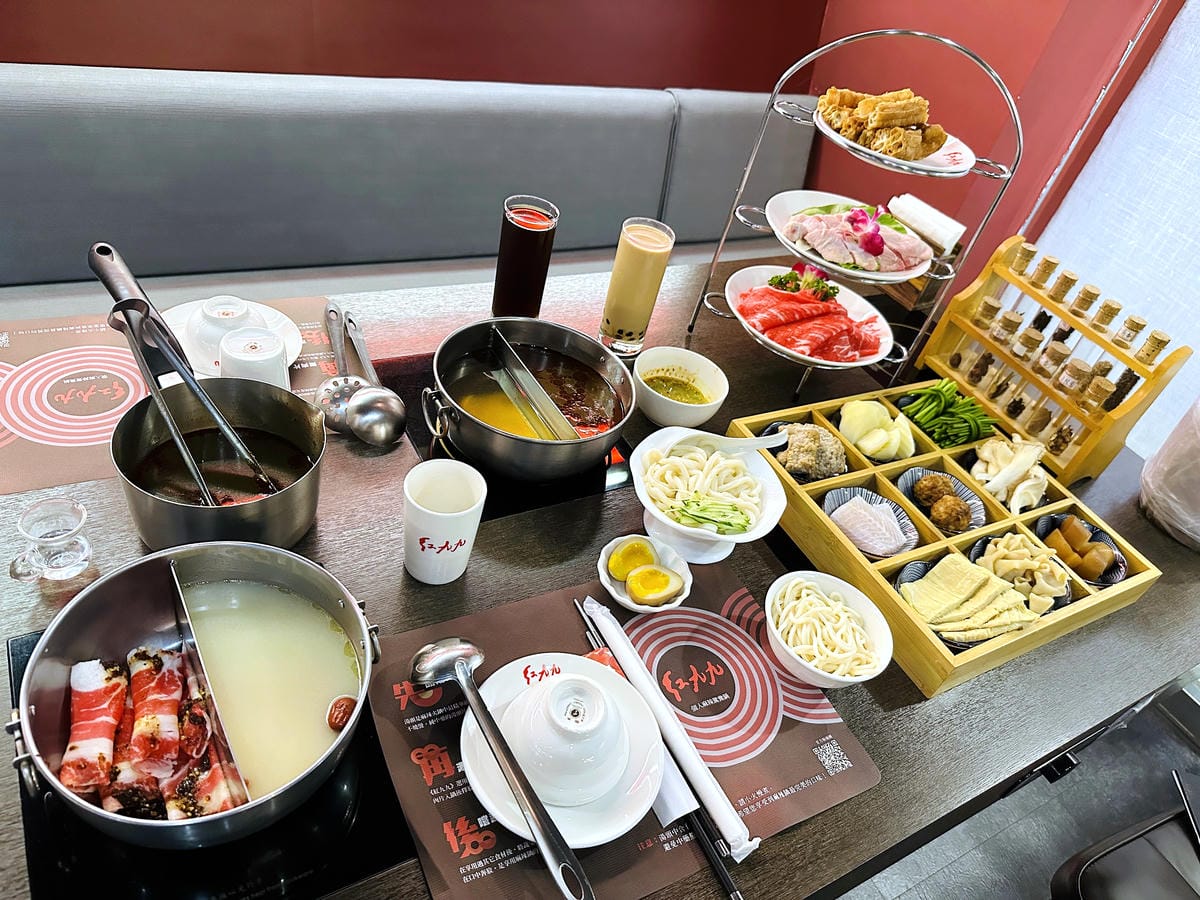 【紅九九個人鴛鴦鍋 松山店】一個人就開吃的麻辣鍋!正宗川味麻辣鍋 x 九宮格雙人套餐,松山區美食推薦!