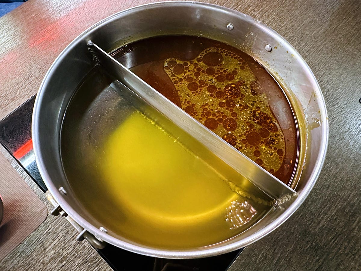 【紅九九個人鴛鴦鍋 松山店】一個人就開吃的麻辣鍋!正宗川味麻辣鍋 x 九宮格雙人套餐,松山區美食推薦!