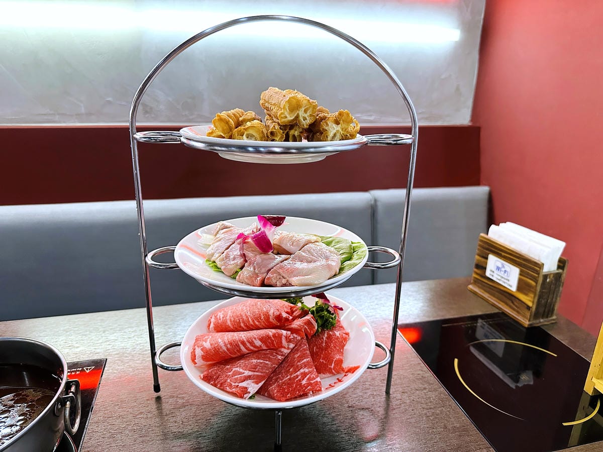 【紅九九個人鴛鴦鍋 松山店】一個人就開吃的麻辣鍋!正宗川味麻辣鍋 x 九宮格雙人套餐,松山區美食推薦!