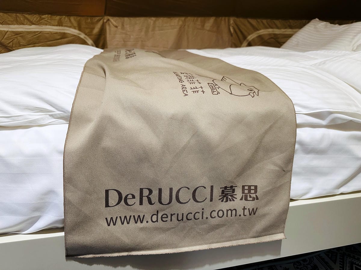 【趣兒Chill:藍鵲菲菲】台北陽明山豪華懶人露營免搭帳台北高級露營一泊三食「山林帳 森林共享衛浴」露營開箱!