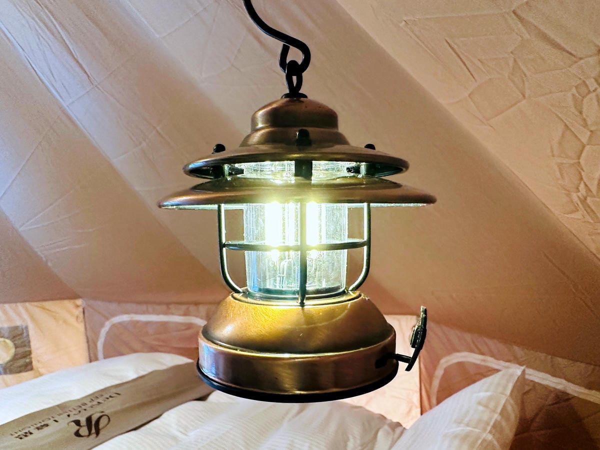 【趣兒Chill:藍鵲菲菲】台北陽明山豪華懶人露營免搭帳台北高級露營一泊三食「山林帳 森林共享衛浴」露營開箱!