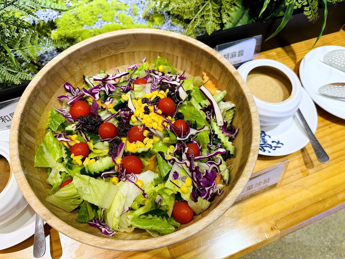 【趣兒Chill:藍鵲菲菲】台北陽明山豪華懶人露營免搭帳台北高級露營一泊三食「山林帳 森林共享衛浴」露營開箱!