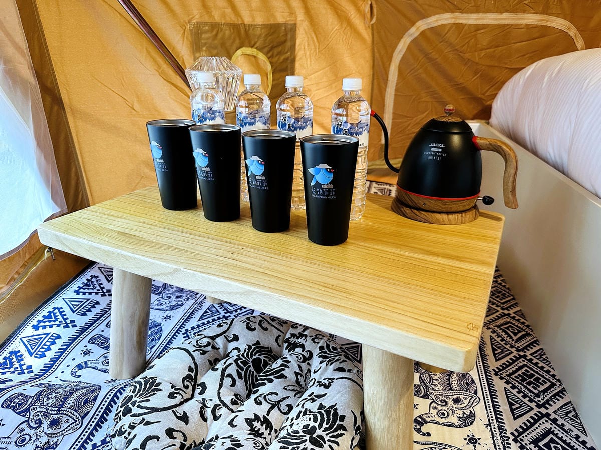 【趣兒Chill:藍鵲菲菲】台北陽明山豪華懶人露營免搭帳台北高級露營一泊三食「山林帳 森林共享衛浴」露營開箱!