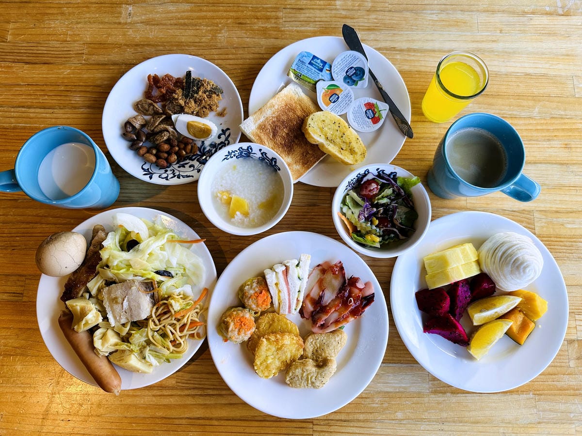 【趣兒Chill:藍鵲菲菲】台北陽明山豪華懶人露營免搭帳台北高級露營一泊三食「山林帳 森林共享衛浴」露營開箱!