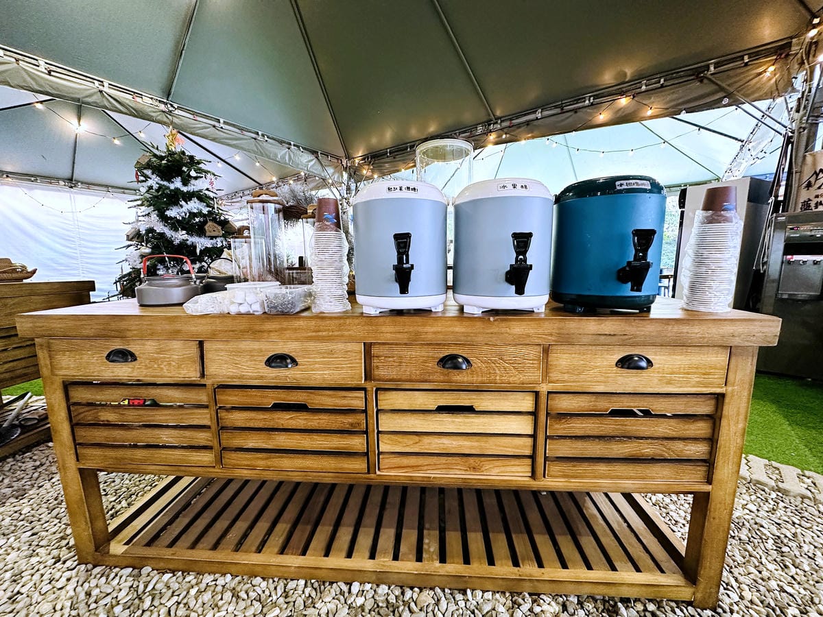 【趣兒Chill:藍鵲菲菲】台北陽明山豪華懶人露營免搭帳台北高級露營一泊三食「山林帳 森林共享衛浴」露營開箱!