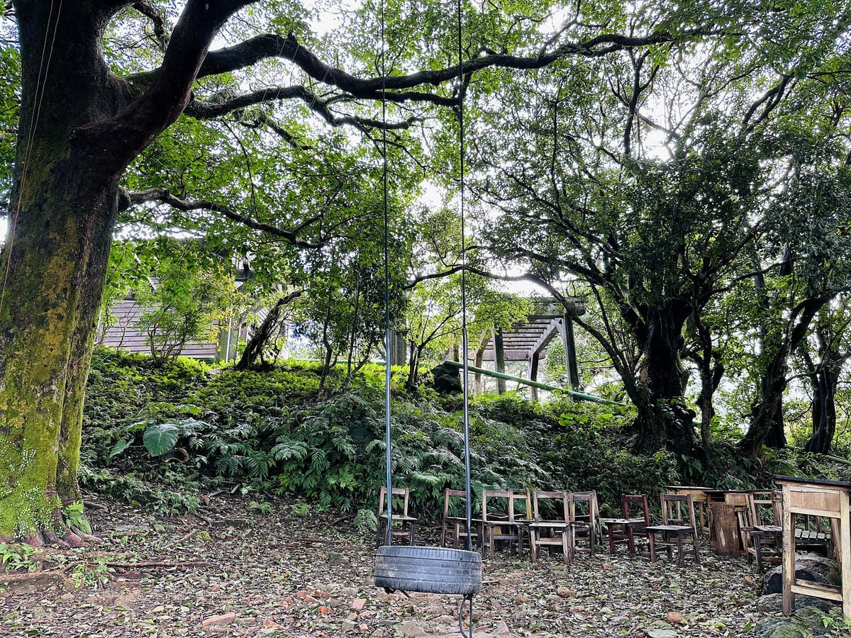 【趣兒Chill:藍鵲菲菲】台北陽明山豪華懶人露營免搭帳台北高級露營一泊三食「山林帳 森林共享衛浴」露營開箱!