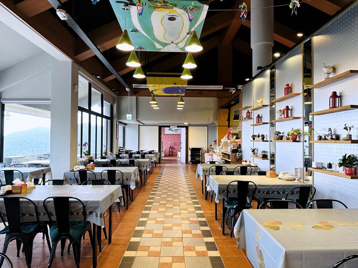 【趣兒Chill:藍鵲菲菲】台北陽明山豪華懶人露營免搭帳台北高級露營一泊三食「山林帳 森林共享衛浴」露營開箱!