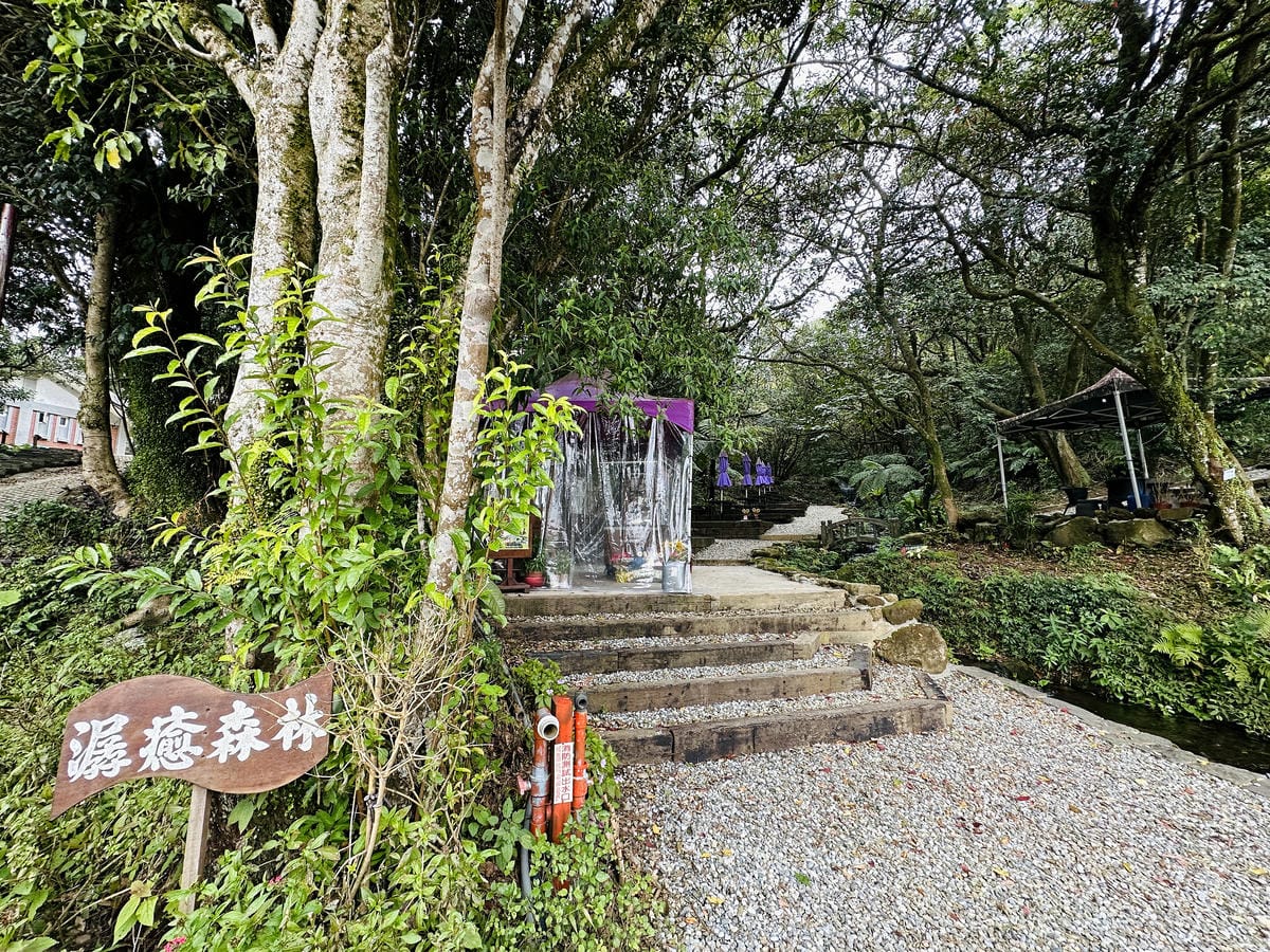 【趣兒Chill:藍鵲菲菲】台北陽明山豪華懶人露營免搭帳台北高級露營一泊三食「山林帳 森林共享衛浴」露營開箱!