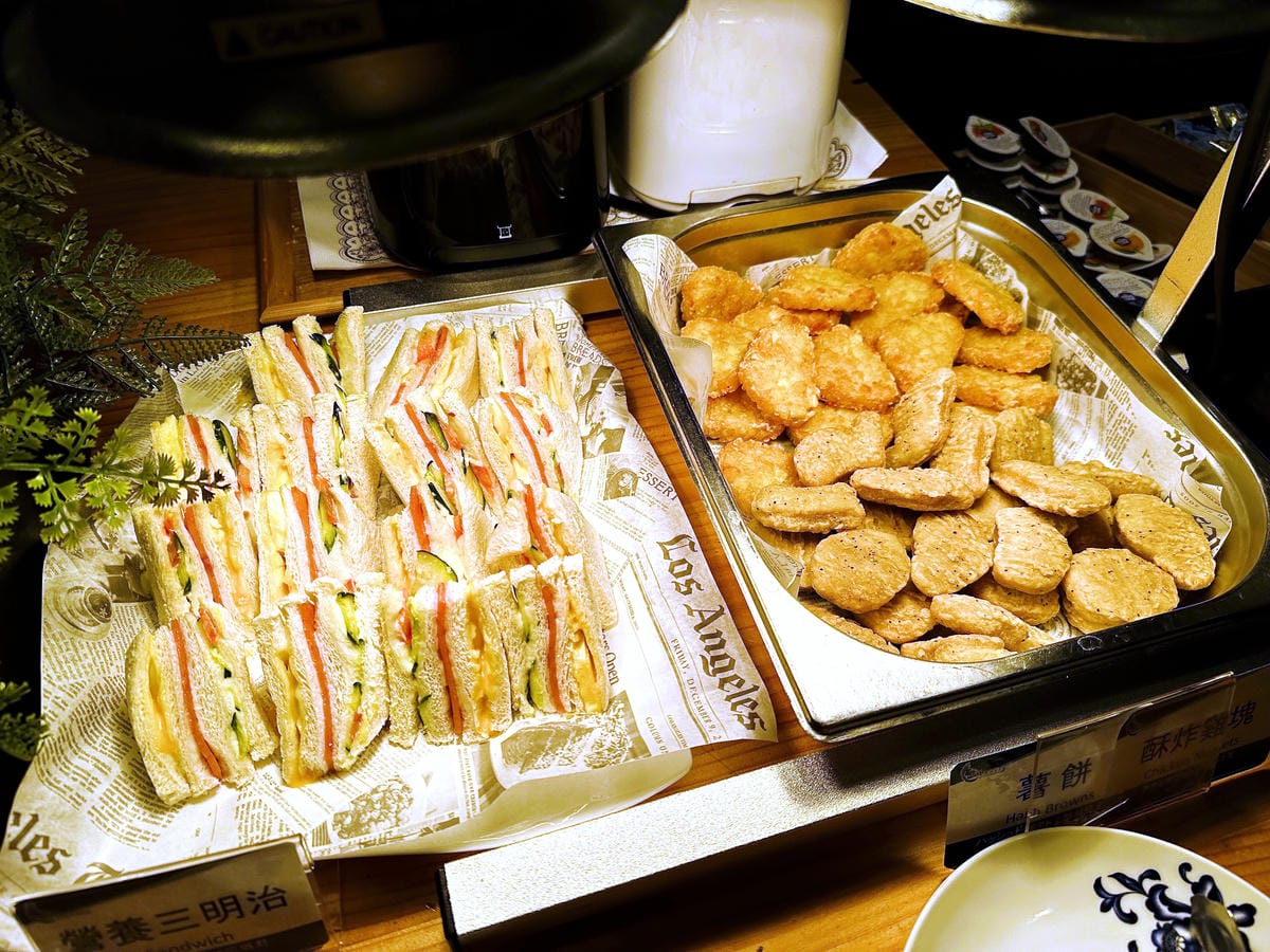 【趣兒Chill:藍鵲菲菲】台北陽明山豪華懶人露營免搭帳台北高級露營一泊三食「山林帳 森林共享衛浴」露營開箱!