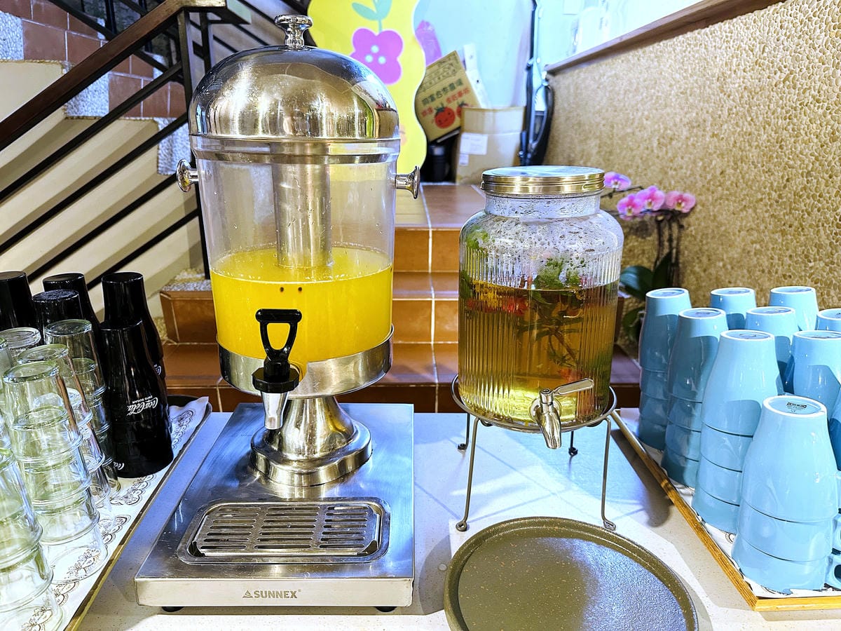 【趣兒Chill:藍鵲菲菲】台北陽明山豪華懶人露營免搭帳台北高級露營一泊三食「山林帳 森林共享衛浴」露營開箱!