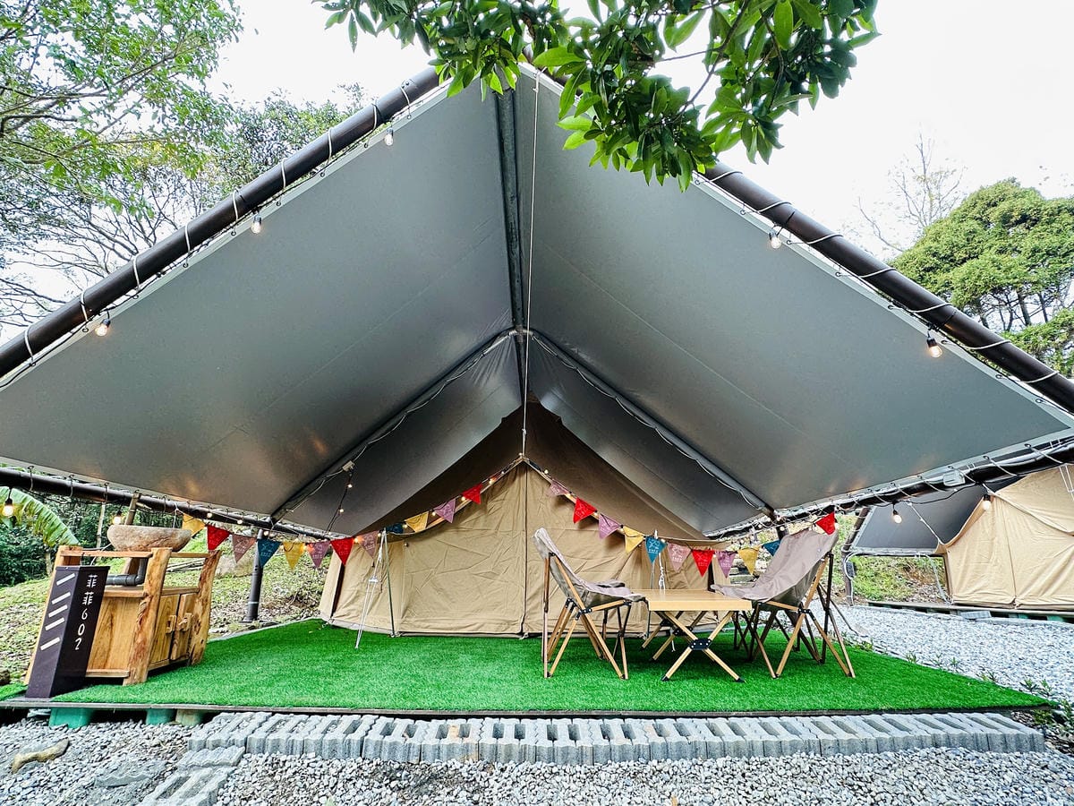 【趣兒Chill:藍鵲菲菲】台北陽明山豪華懶人露營免搭帳台北高級露營一泊三食「山林帳 森林共享衛浴」露營開箱!