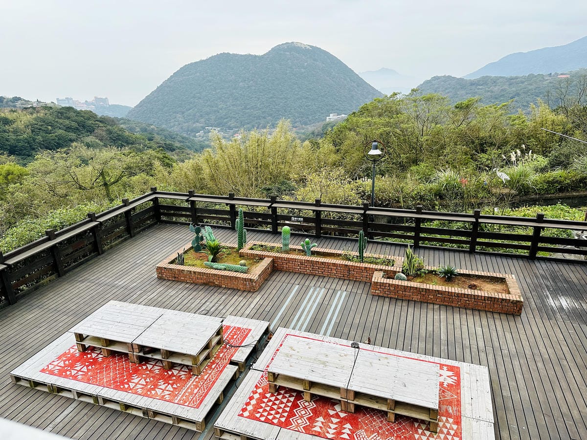 【趣兒Chill:藍鵲菲菲】台北陽明山豪華懶人露營免搭帳台北高級露營一泊三食「山林帳 森林共享衛浴」露營開箱!