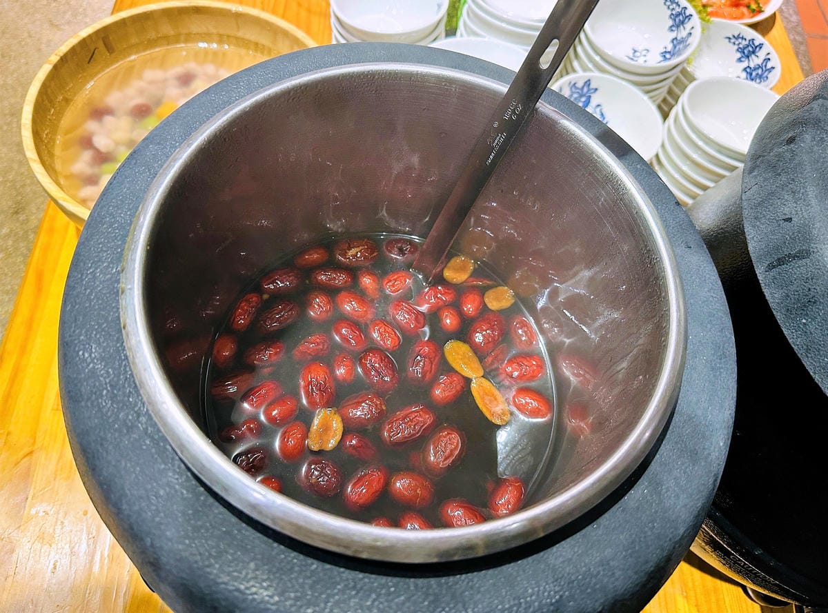 【趣兒Chill:藍鵲菲菲】台北陽明山豪華懶人露營免搭帳台北高級露營一泊三食「山林帳 森林共享衛浴」露營開箱!