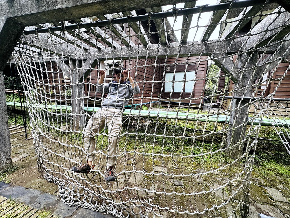 【趣兒Chill:藍鵲菲菲】台北陽明山豪華懶人露營免搭帳台北高級露營一泊三食「山林帳 森林共享衛浴」露營開箱!