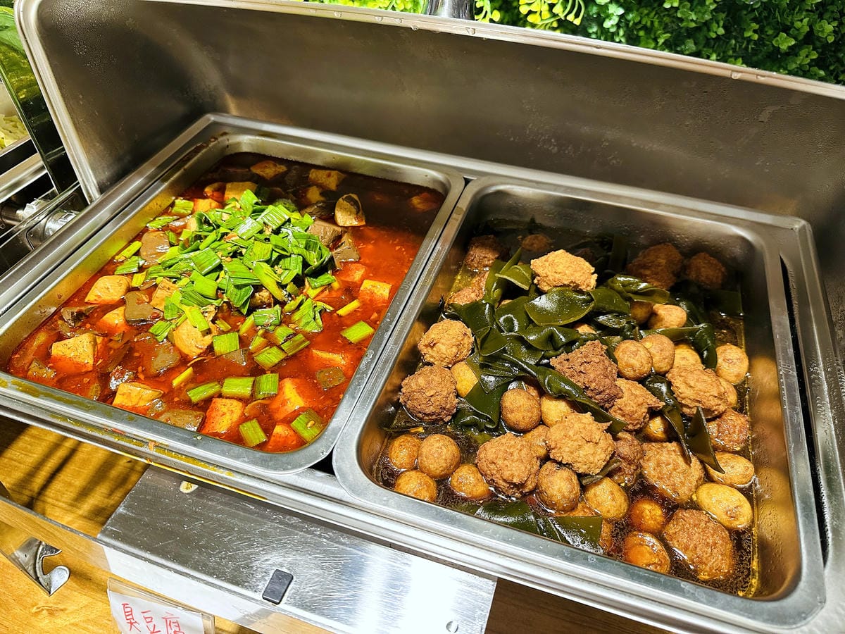 【趣兒Chill:藍鵲菲菲】台北陽明山豪華懶人露營免搭帳台北高級露營一泊三食「山林帳 森林共享衛浴」露營開箱!