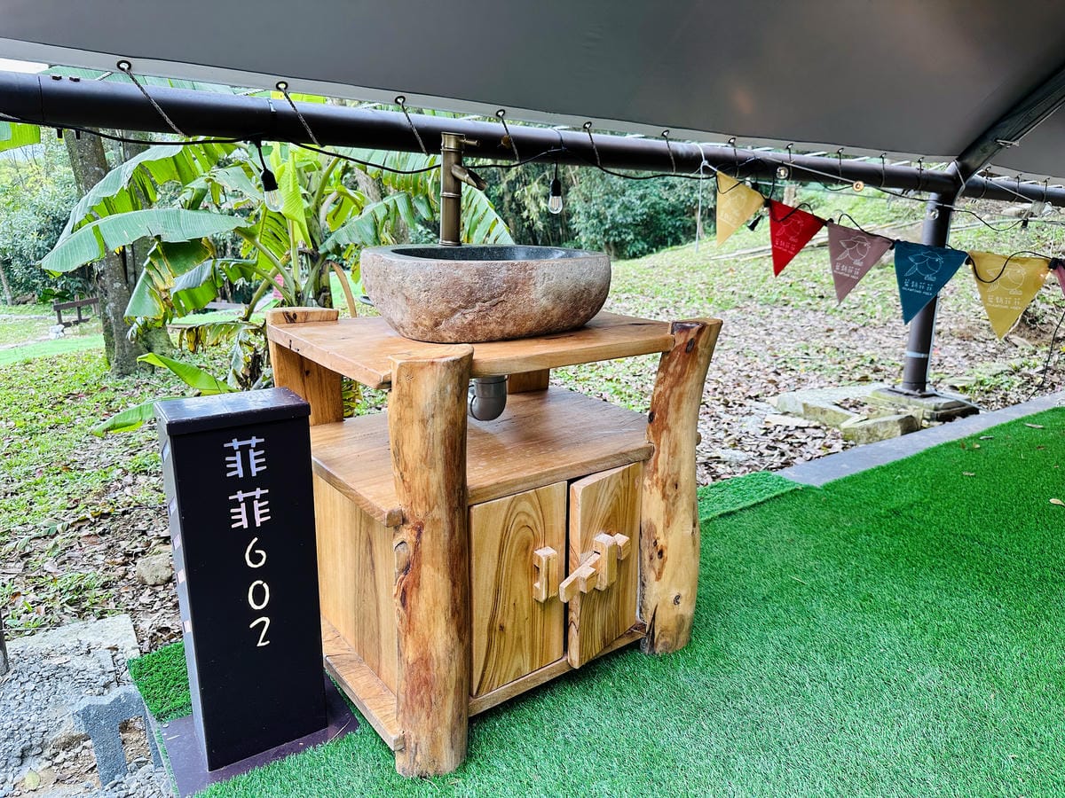 【趣兒Chill:藍鵲菲菲】台北陽明山豪華懶人露營免搭帳台北高級露營一泊三食「山林帳 森林共享衛浴」露營開箱!