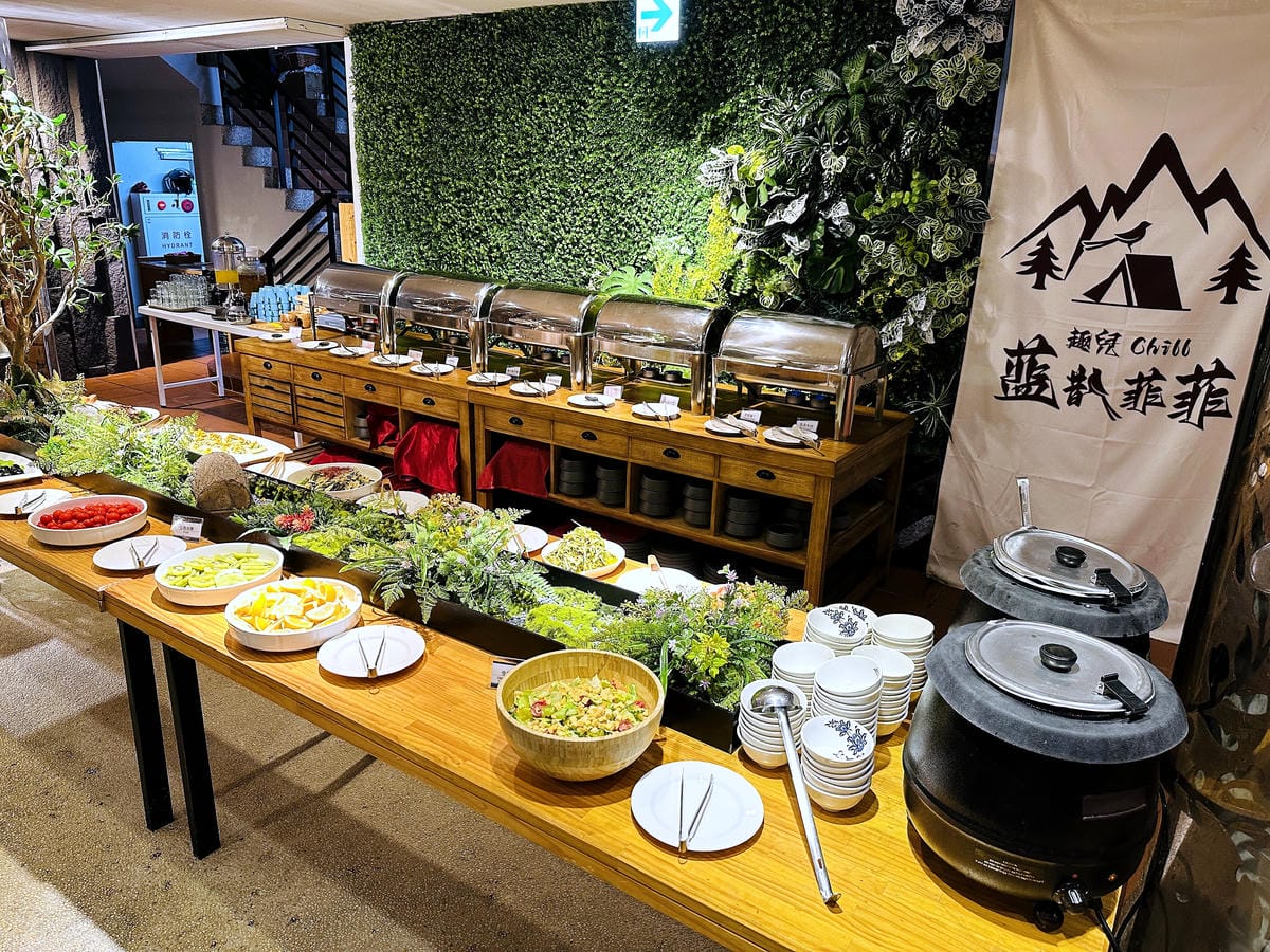 【趣兒Chill:藍鵲菲菲】台北陽明山豪華懶人露營免搭帳台北高級露營一泊三食「山林帳 森林共享衛浴」露營開箱!