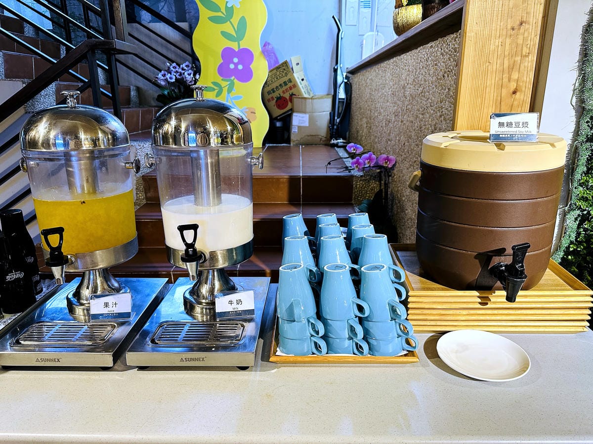 【趣兒Chill:藍鵲菲菲】台北陽明山豪華懶人露營免搭帳台北高級露營一泊三食「山林帳 森林共享衛浴」露營開箱!