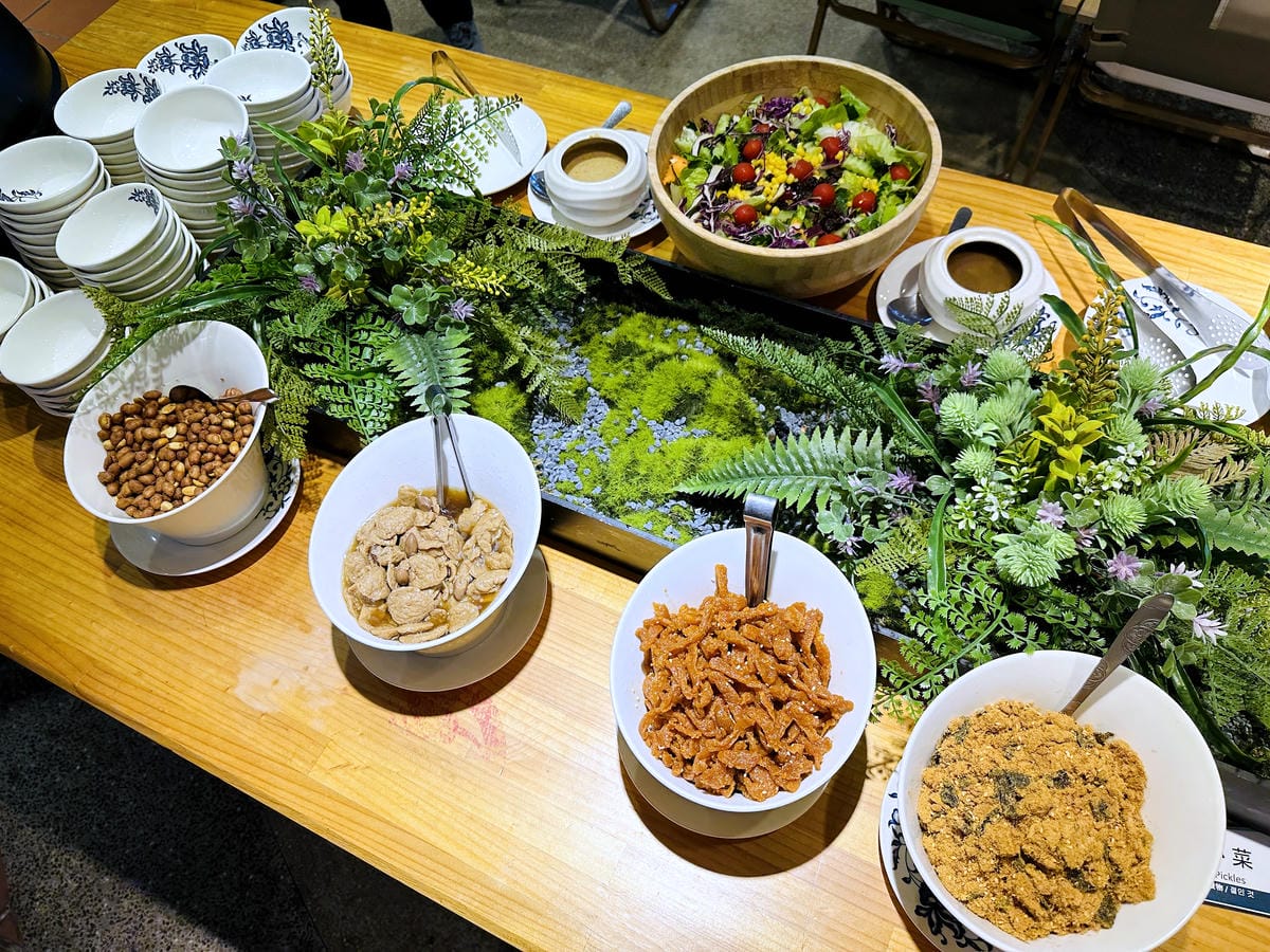 【趣兒Chill:藍鵲菲菲】台北陽明山豪華懶人露營免搭帳台北高級露營一泊三食「山林帳 森林共享衛浴」露營開箱!