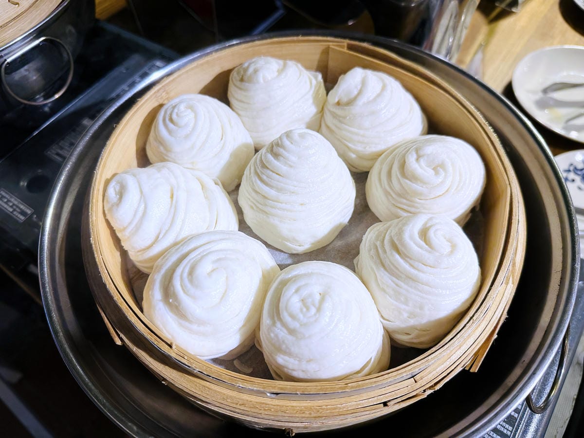 【趣兒Chill:藍鵲菲菲】台北陽明山豪華懶人露營免搭帳台北高級露營一泊三食「山林帳 森林共享衛浴」露營開箱!