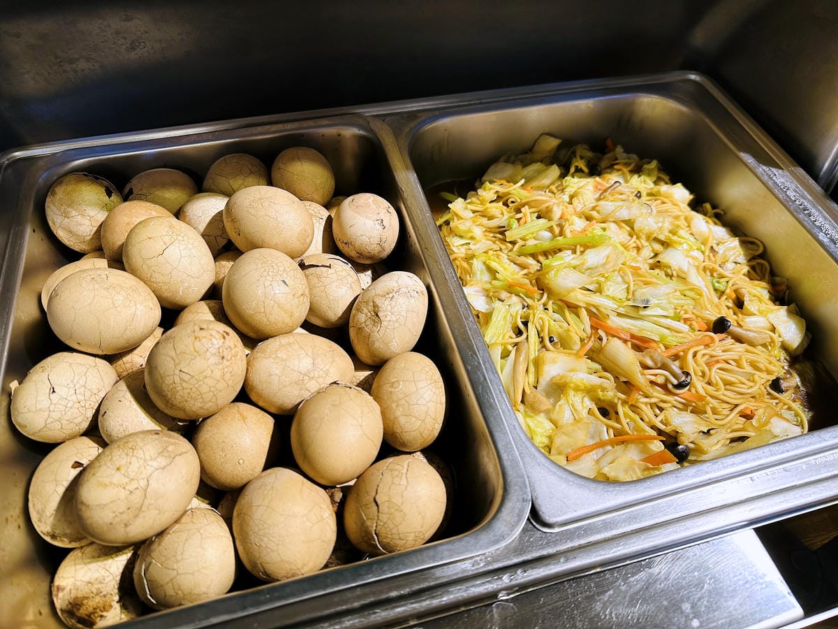 【趣兒Chill:藍鵲菲菲】台北陽明山豪華懶人露營免搭帳台北高級露營一泊三食「山林帳 森林共享衛浴」露營開箱!