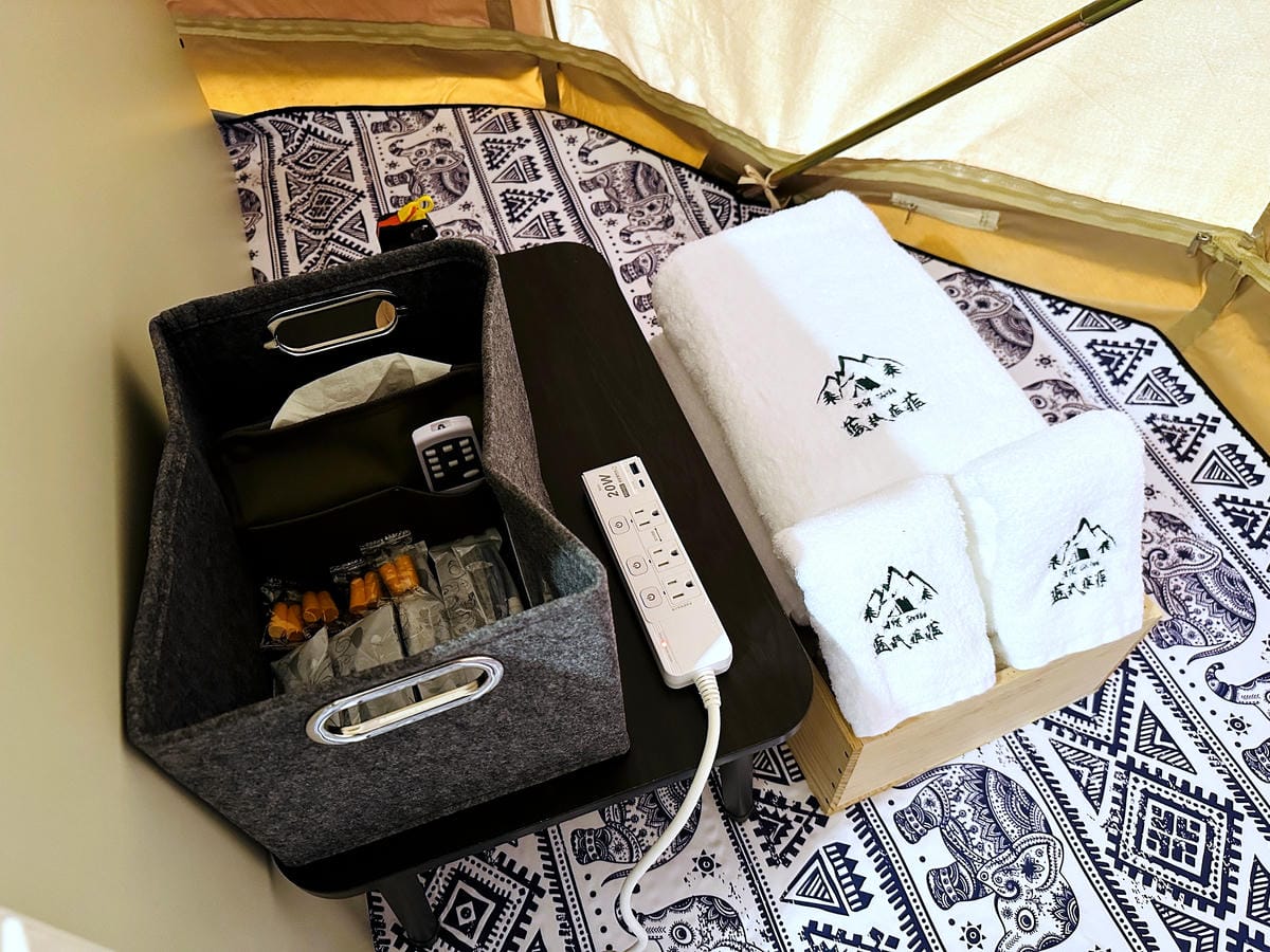 【趣兒Chill:藍鵲菲菲】台北陽明山豪華懶人露營免搭帳台北高級露營一泊三食「山林帳 森林共享衛浴」露營開箱!