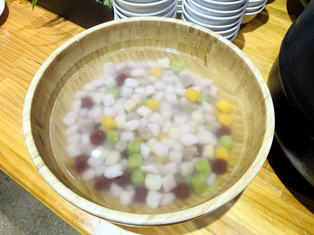 【趣兒Chill:藍鵲菲菲】台北陽明山豪華懶人露營免搭帳台北高級露營一泊三食「山林帳 森林共享衛浴」露營開箱!