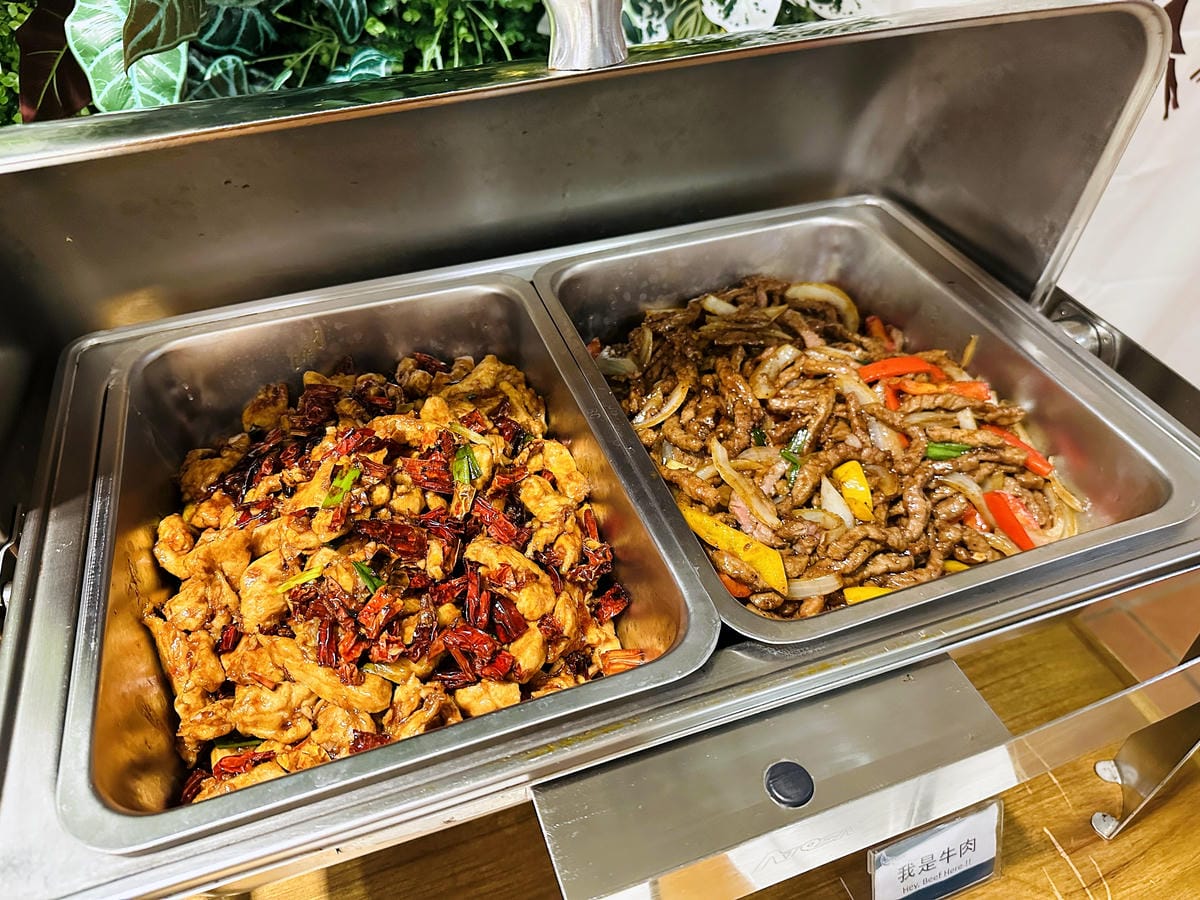 【趣兒Chill:藍鵲菲菲】台北陽明山豪華懶人露營免搭帳台北高級露營一泊三食「山林帳 森林共享衛浴」露營開箱!