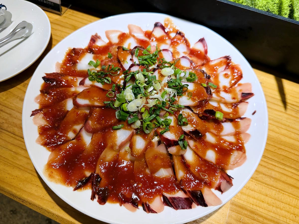 【趣兒Chill:藍鵲菲菲】台北陽明山豪華懶人露營免搭帳台北高級露營一泊三食「山林帳 森林共享衛浴」露營開箱!