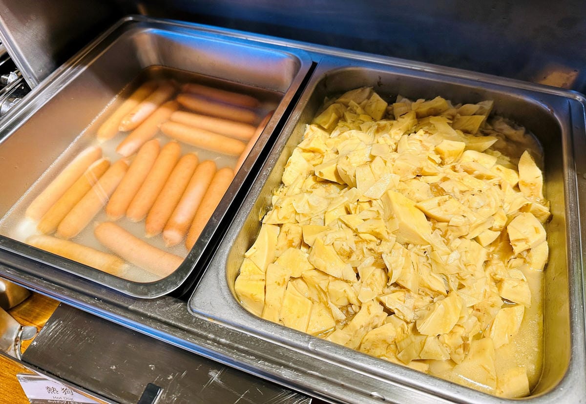 【趣兒Chill:藍鵲菲菲】台北陽明山豪華懶人露營免搭帳台北高級露營一泊三食「山林帳 森林共享衛浴」露營開箱!