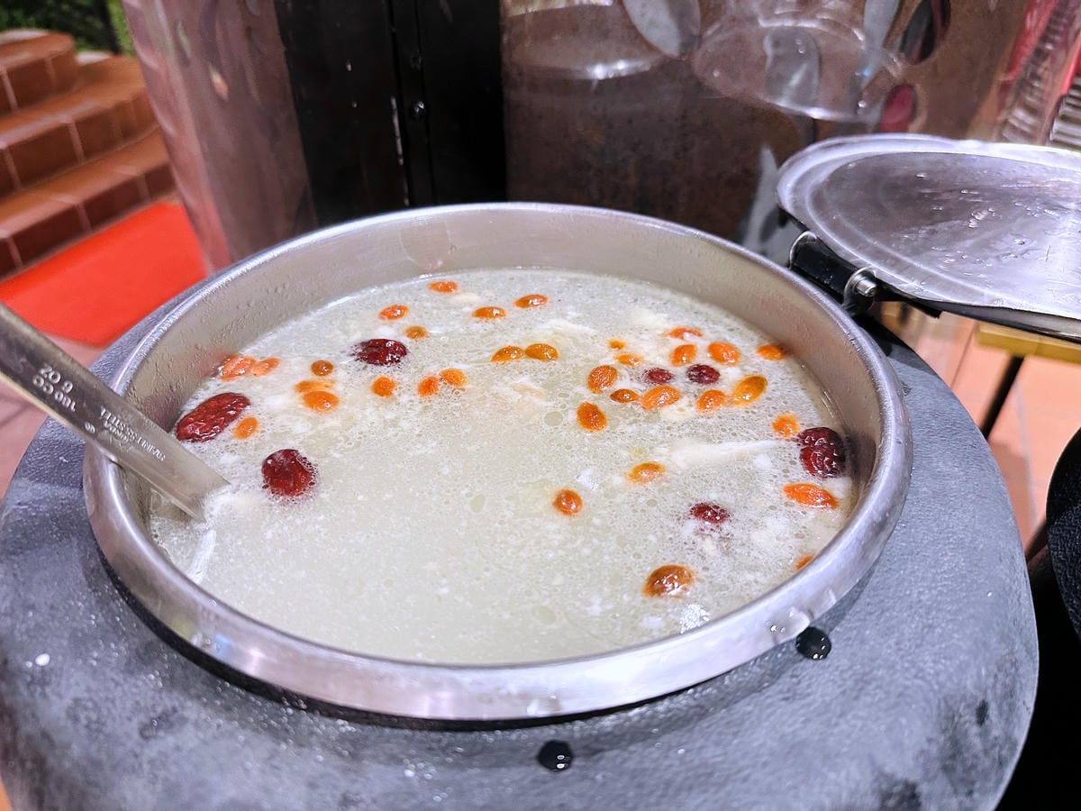 【趣兒Chill:藍鵲菲菲】台北陽明山豪華懶人露營免搭帳台北高級露營一泊三食「山林帳 森林共享衛浴」露營開箱!