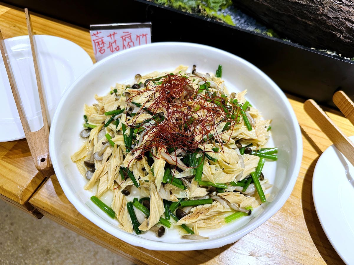 【趣兒Chill:藍鵲菲菲】台北陽明山豪華懶人露營免搭帳台北高級露營一泊三食「山林帳 森林共享衛浴」露營開箱!