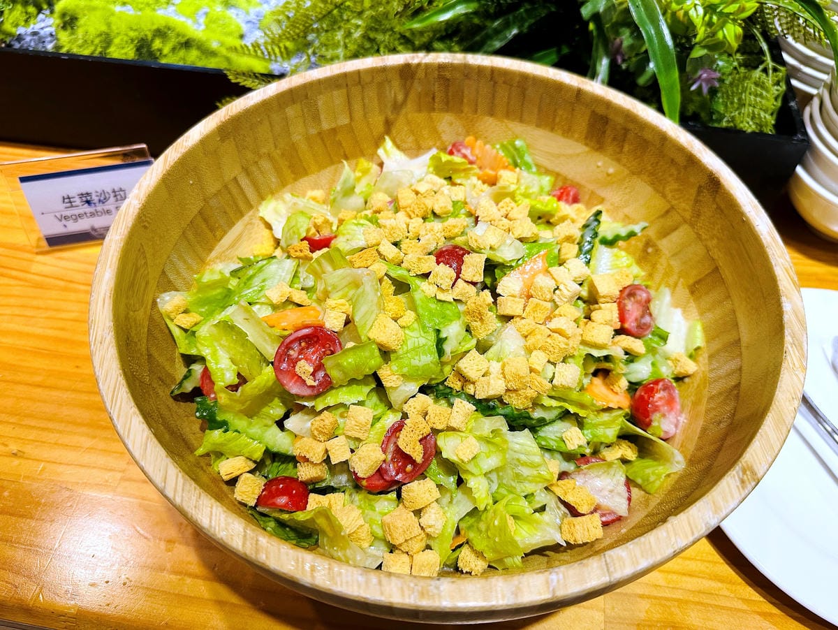 【趣兒Chill:藍鵲菲菲】台北陽明山豪華懶人露營免搭帳台北高級露營一泊三食「山林帳 森林共享衛浴」露營開箱!