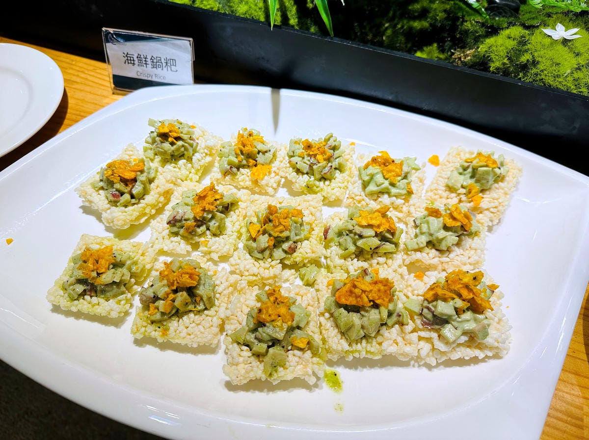 【趣兒Chill:藍鵲菲菲】台北陽明山豪華懶人露營免搭帳台北高級露營一泊三食「山林帳 森林共享衛浴」露營開箱!