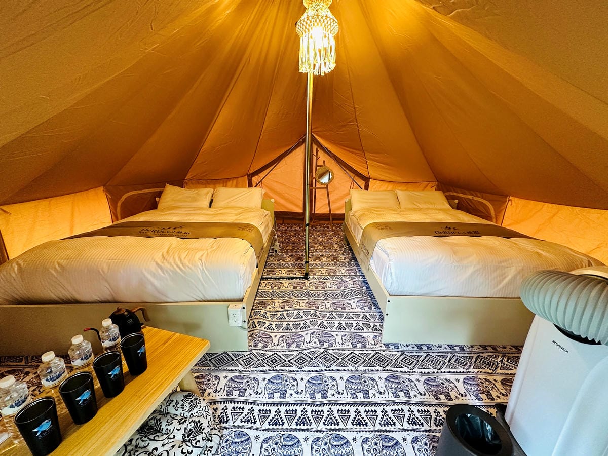 【趣兒Chill:藍鵲菲菲】台北陽明山豪華懶人露營免搭帳台北高級露營一泊三食「山林帳 森林共享衛浴」露營開箱!