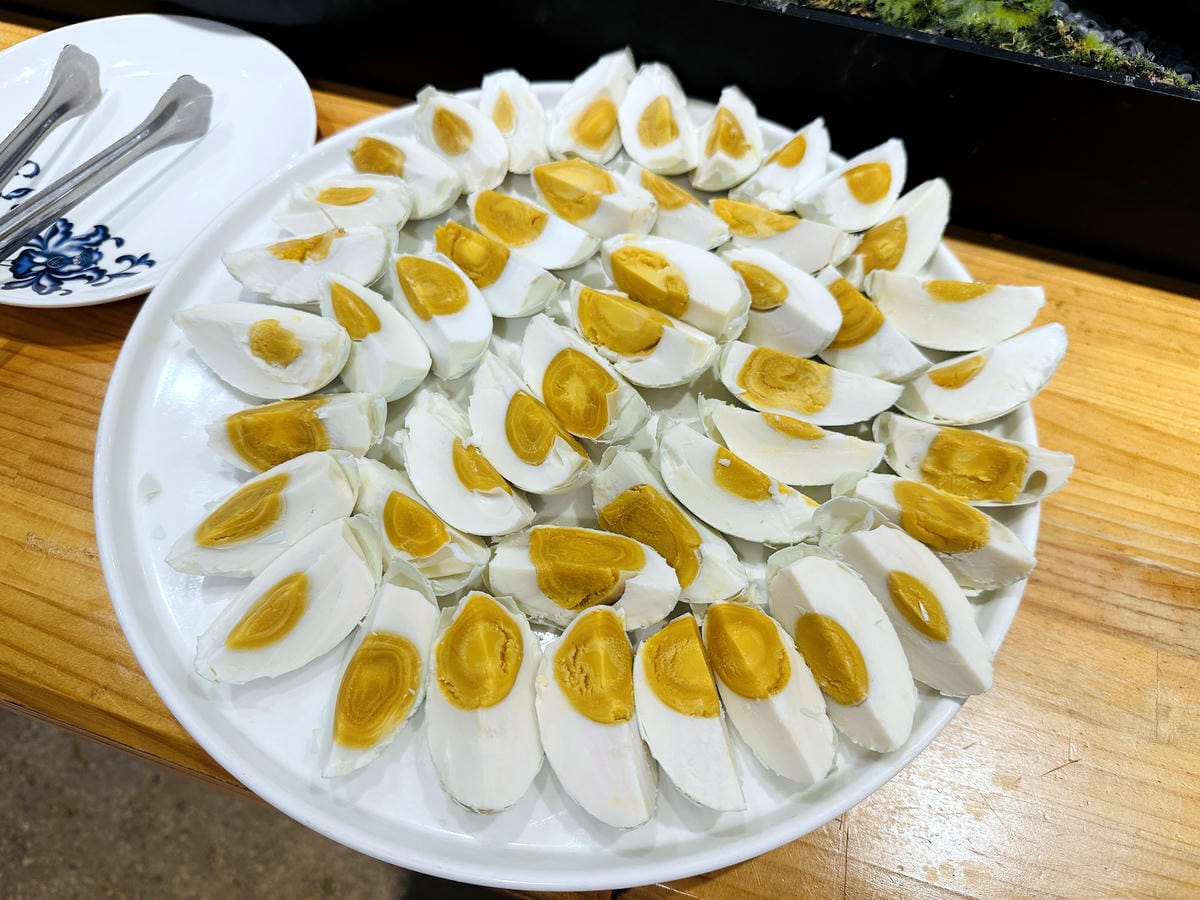 【趣兒Chill:藍鵲菲菲】台北陽明山豪華懶人露營免搭帳台北高級露營一泊三食「山林帳 森林共享衛浴」露營開箱!