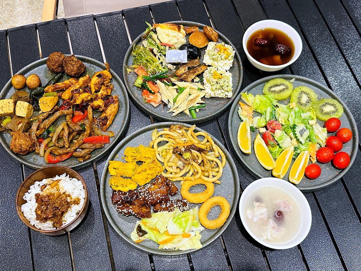 【趣兒Chill:藍鵲菲菲】台北陽明山豪華懶人露營免搭帳台北高級露營一泊三食「山林帳 森林共享衛浴」露營開箱!