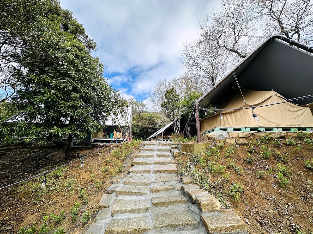 【趣兒Chill:藍鵲菲菲】台北陽明山豪華懶人露營免搭帳台北高級露營一泊三食「山林帳 森林共享衛浴」露營開箱!