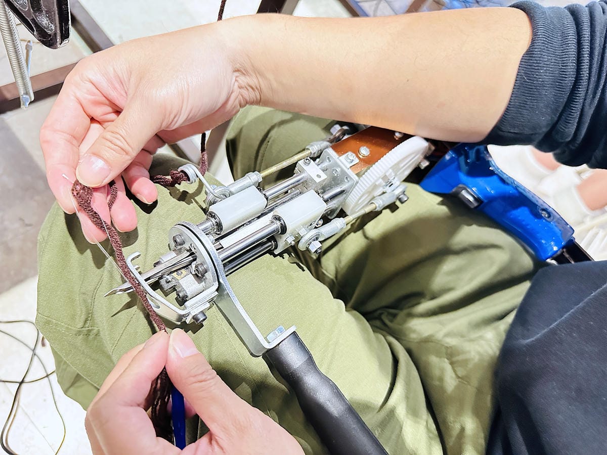 【DoesArt都是藝術】桃園手作地毯Tufting初體驗!用地毯槍製作簇絨織品藝術,桃園一日完美約會行程推薦!