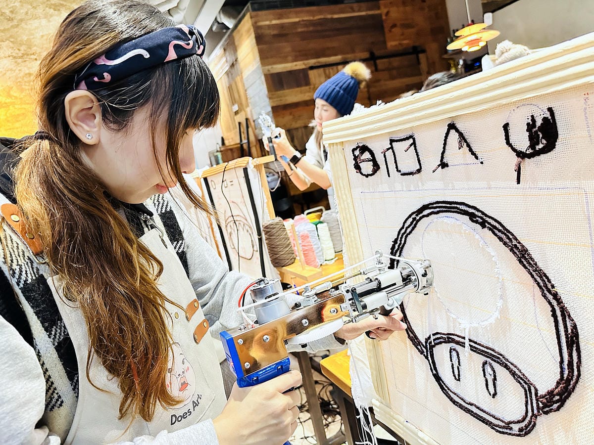 【DoesArt都是藝術】桃園手作地毯Tufting初體驗!用地毯槍製作簇絨織品藝術,桃園一日完美約會行程推薦!