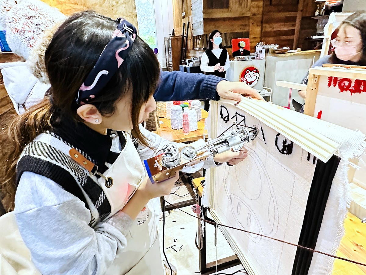 【DoesArt都是藝術】桃園手作地毯Tufting初體驗!用地毯槍製作簇絨織品藝術,桃園一日完美約會行程推薦!