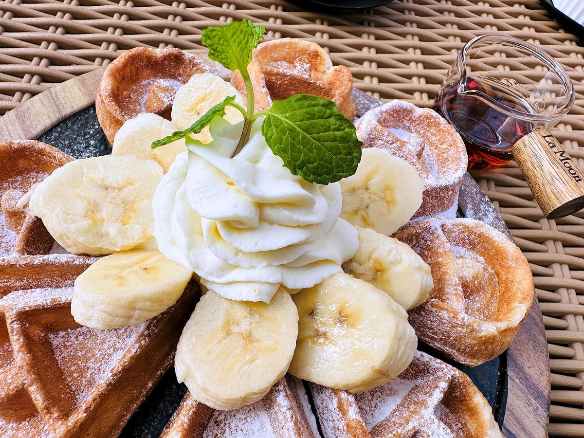 【La Moon玉膳坊朗月庭園餐廳】內湖美食餐廳包場派對都適合!內湖下午茶招牌麻糬鬆餅必吃!寵物友善餐廳與毛孩戶外草坪偽野餐