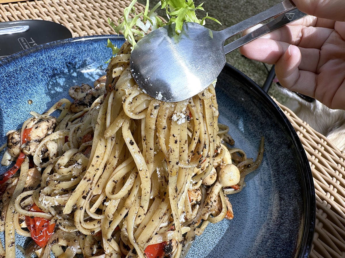 【La Moon玉膳坊朗月庭園餐廳】內湖美食餐廳包場派對都適合!內湖下午茶招牌麻糬鬆餅必吃!寵物友善餐廳與毛孩戶外草坪偽野餐