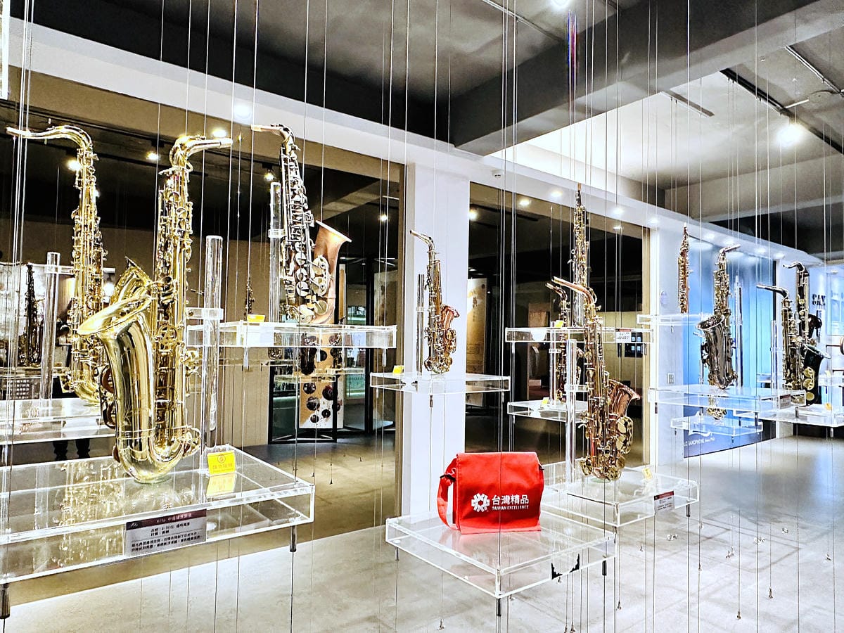 【張連昌薩克斯風博物館】台中后里景點推薦,全台灣第一家薩克斯風觀光工廠!薩克斯風吹奏初體驗!DIY袖珍版復古留聲機音樂盒