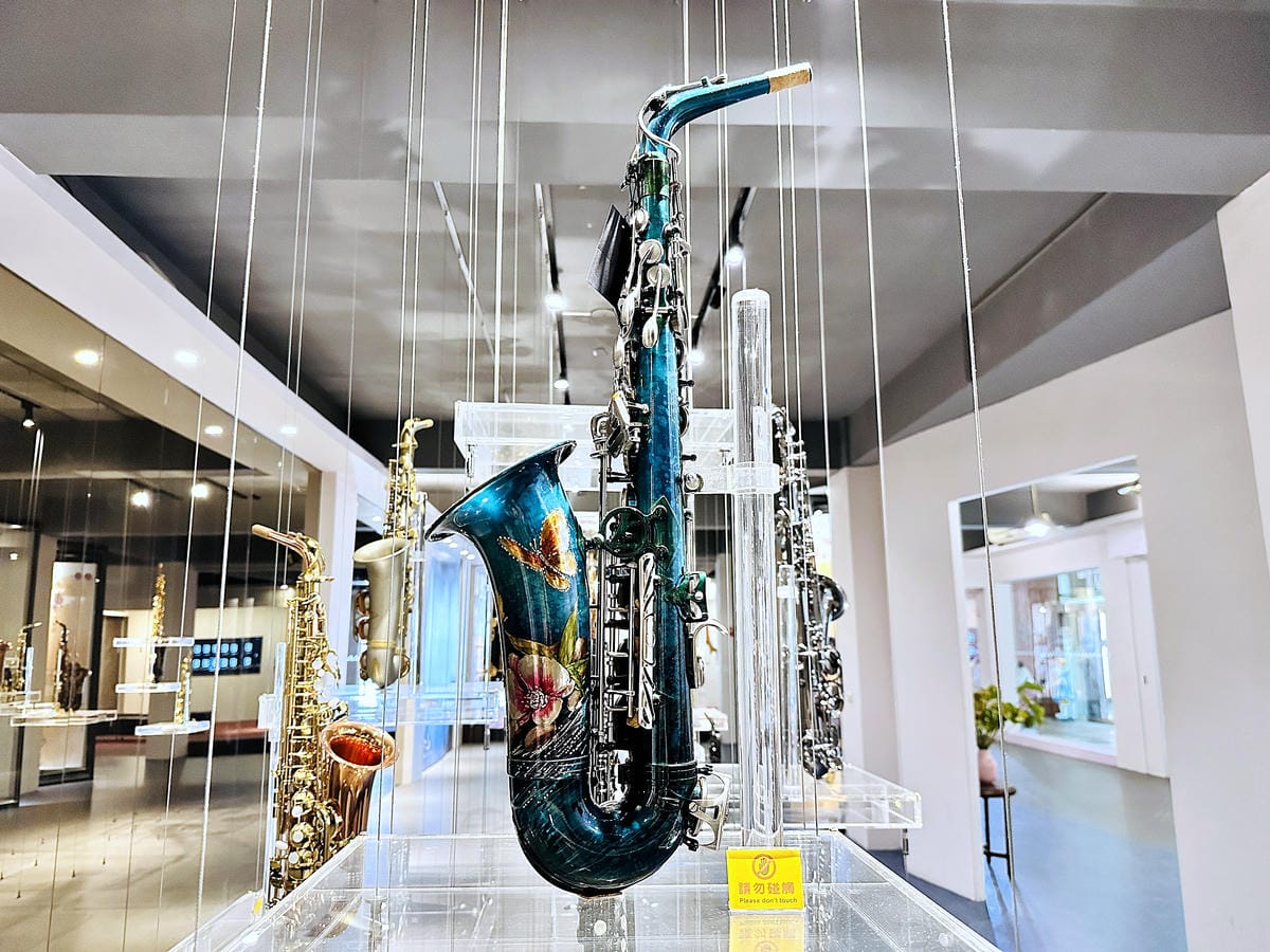 【張連昌薩克斯風博物館】台中后里景點推薦,全台灣第一家薩克斯風觀光工廠!薩克斯風吹奏初體驗!DIY袖珍版復古留聲機音樂盒